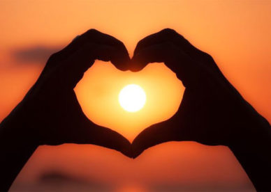 صور قلوب حب بالايدي مع غروب الشمس -عالم الصور